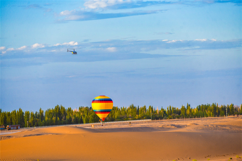 Gansu : de nombreux touristes admirent les paysages du désert de Gobi en montgolfière à Dunhuang