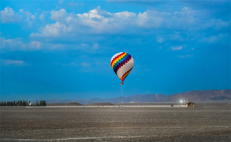 Gansu : de nombreux touristes admirent les paysages du désert de Gobi en montgolfière à Dunhuang