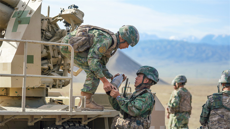 Une unité d'artillerie d'un régiment militaire du Xinjiang organise un exercice de tir à munitions réelles