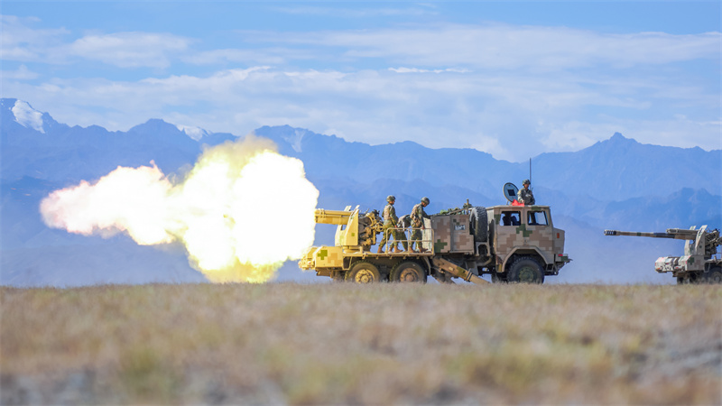 Une unité d'artillerie d'un régiment militaire du Xinjiang organise un exercice de tir à munitions réelles