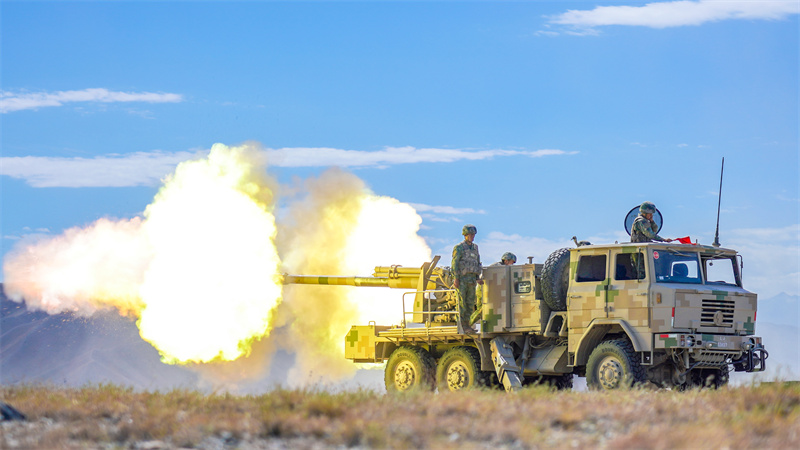 Une unité d'artillerie d'un régiment militaire du Xinjiang organise un exercice de tir à munitions réelles