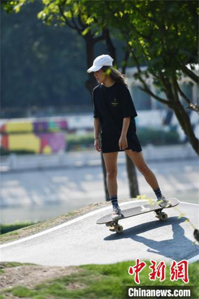 Sichuan: des jeunes de Chengdu font l'expérience du surf terrestre en pleine canicule