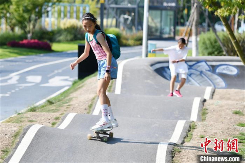 Sichuan: des jeunes de Chengdu font l'expérience du surf terrestre en pleine canicule