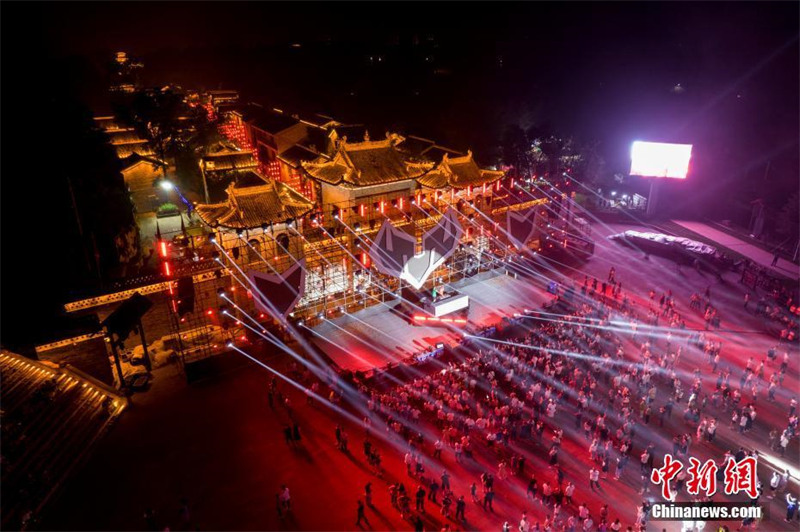 Shanxi : une rencontre entre le patrimoine culturel immatériel ? Fleurs de fer en fusion ? et la musique électronique populaire à Jincheng