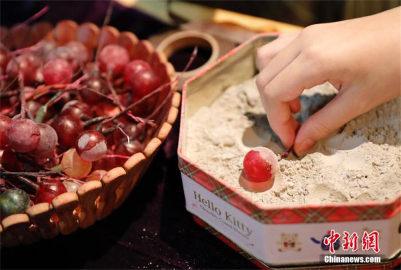 Une fillette chinoise agée de 10 ans hérite du métier traditionnel de fabrication de raisins en verre