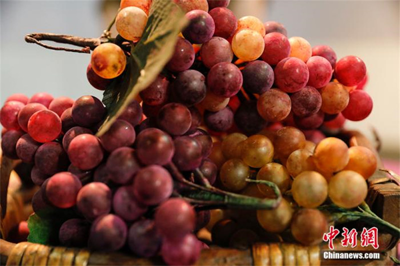 Une fillette chinoise agée de 10 ans hérite du métier traditionnel de fabrication de raisins en verre