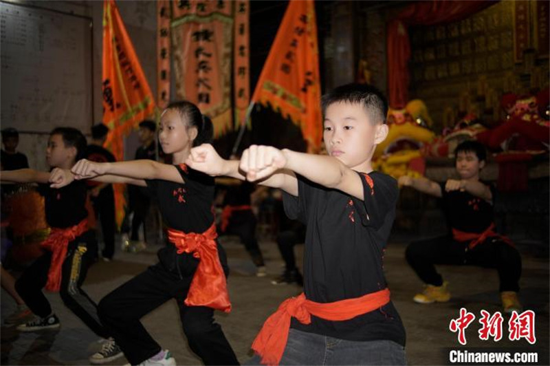 Guangxi : les enfants de la campagne pratiquent le kung-fu pendant l'été