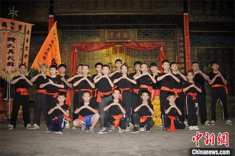 Guangxi : les enfants de la campagne pratiquent le kung-fu pendant l'été