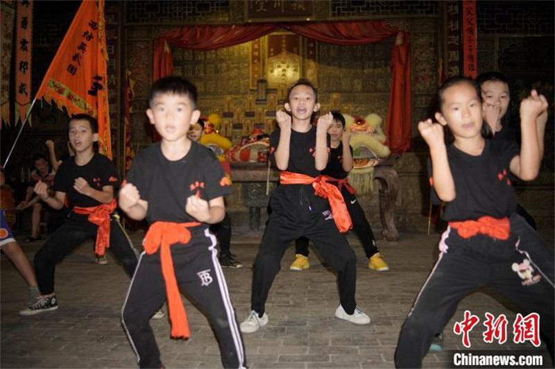 Guangxi : les enfants de la campagne pratiquent le kung-fu pendant l'été