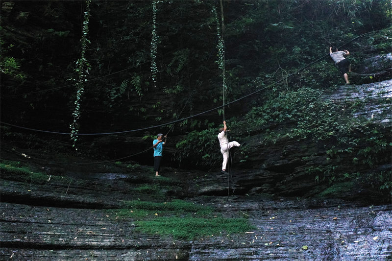 Chongqing : des villageois protègent l'eau sur les falaises à Qianjiang