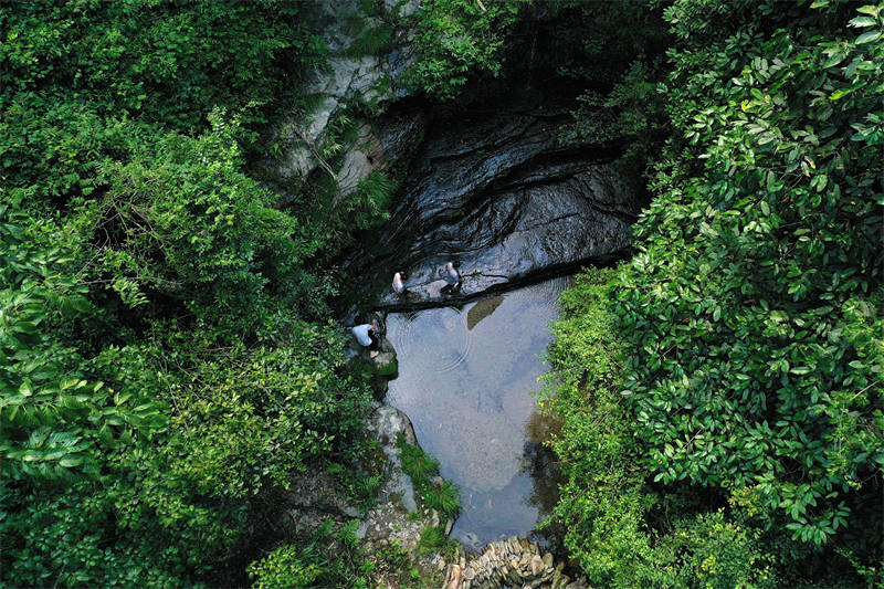 Chongqing : des villageois protègent l'eau sur les falaises à Qianjiang