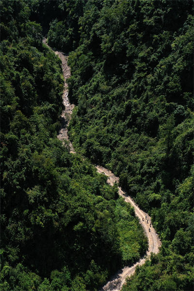 Chongqing : des villageois protègent l'eau sur les falaises à Qianjiang