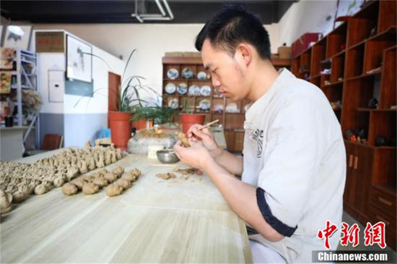 à la découverte de la technique de fabrication de sifflets de terre cuite de Tongzi dans le Guizhou