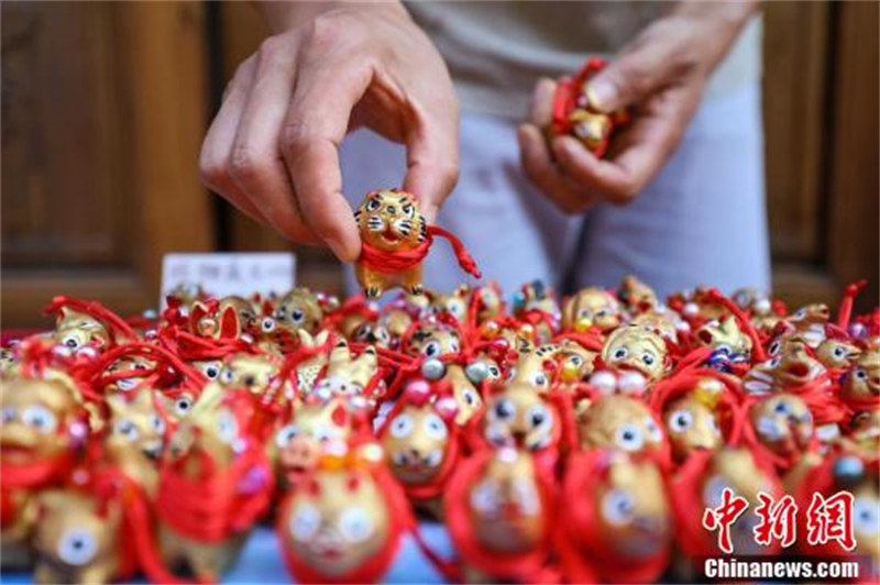 à la découverte de la technique de fabrication de sifflets de terre cuite de Tongzi dans le Guizhou