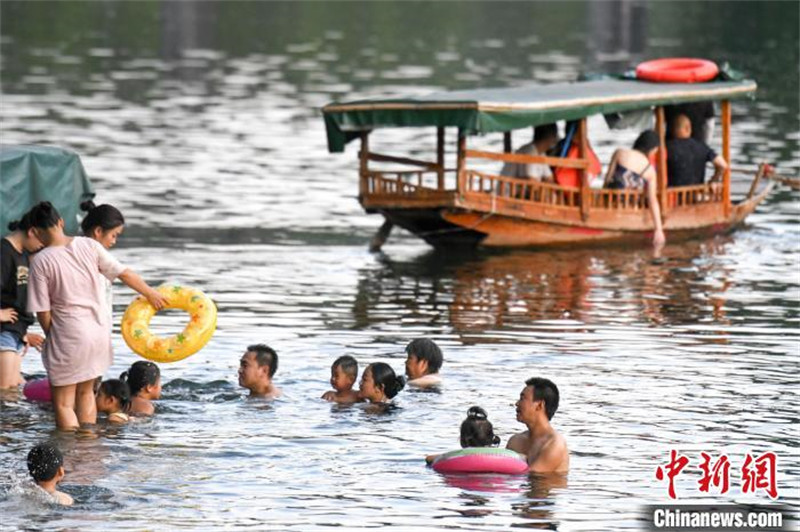 Hunan : les habitants utilisent diverses astuces pour éviter la chaleur