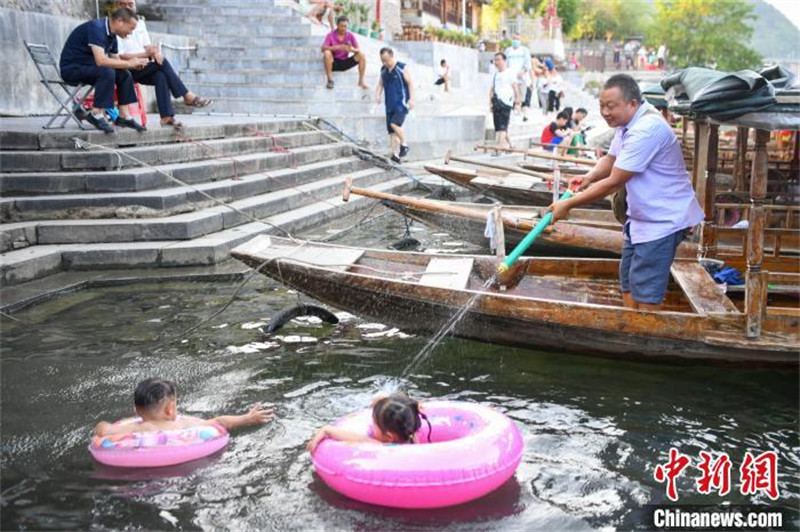 Hunan : les habitants utilisent diverses astuces pour éviter la chaleur