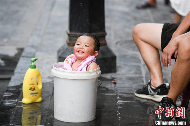 Hunan : les habitants utilisent diverses astuces pour éviter la chaleur