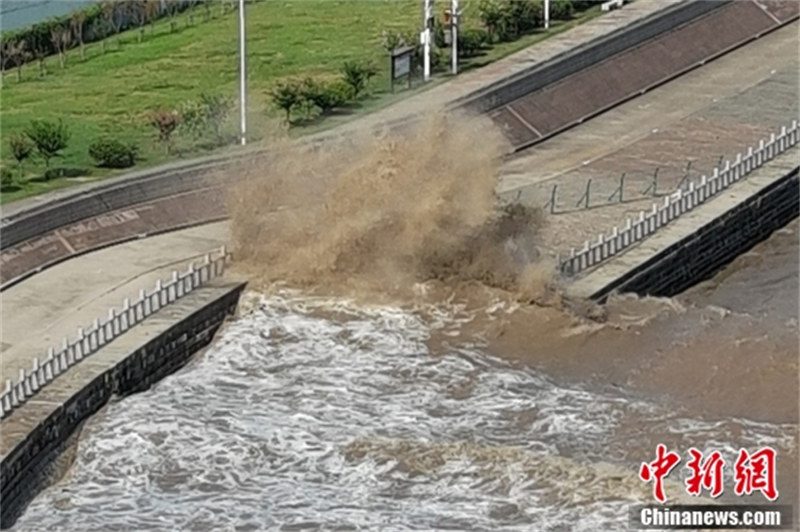 Zhejiang : le mascaret spectaculaire du fleuve Qiantang à Jiaxing