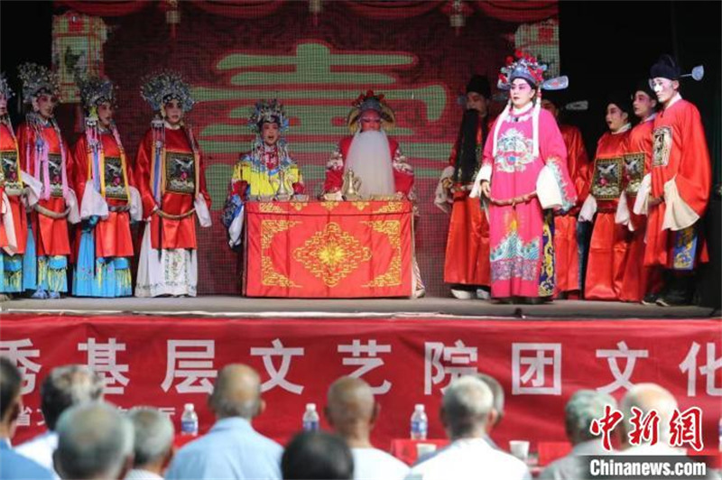 Hebei : une troupe ? apporte l'opéra du Shanxi à la campagne ?, les habitants go?tent des ? repas culturels ? à leur porte