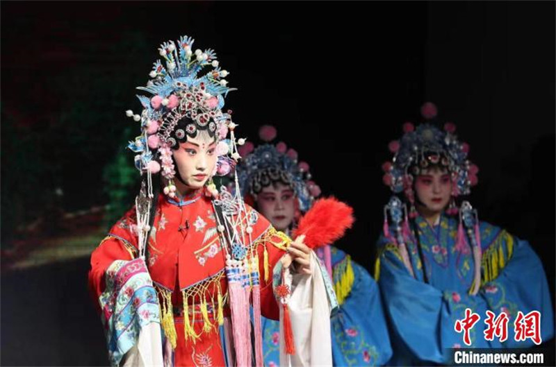 Hebei : une troupe ? apporte l'opéra du Shanxi à la campagne ?, les habitants go?tent des ? repas culturels ? à leur porte