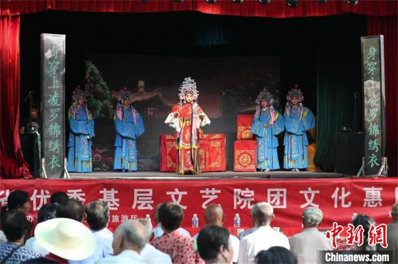 Hebei : une troupe ? apporte l'opéra du Shanxi à la campagne ?, les habitants go?tent des ? repas culturels ? à leur porte