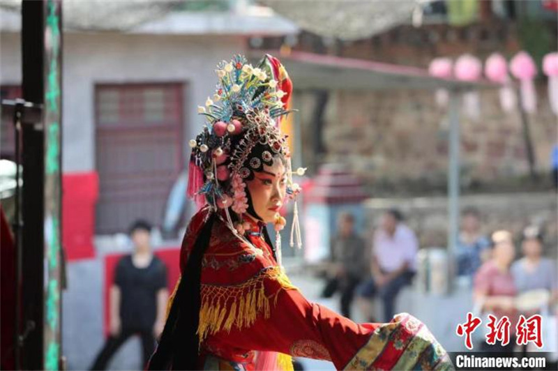 Hebei : une troupe ? apporte l'opéra du Shanxi à la campagne ?, les habitants go?tent des ? repas culturels ? à leur porte