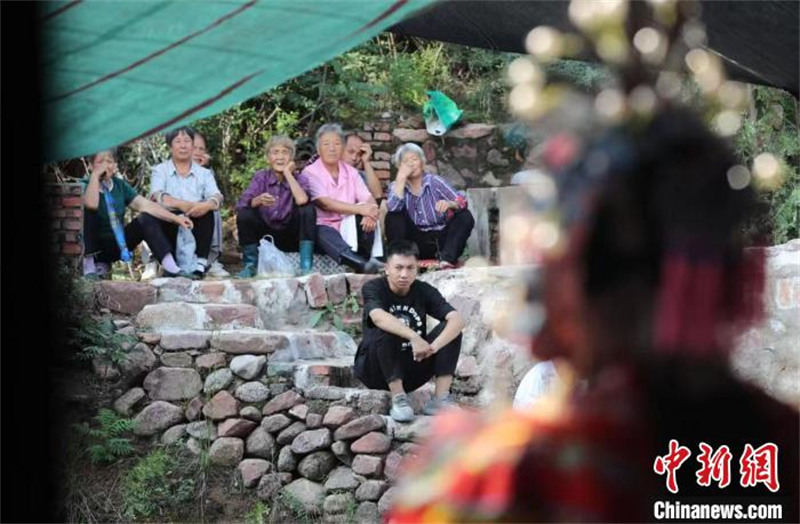 Hebei : une troupe ? apporte l'opéra du Shanxi à la campagne ?, les habitants go?tent des ? repas culturels ? à leur porte