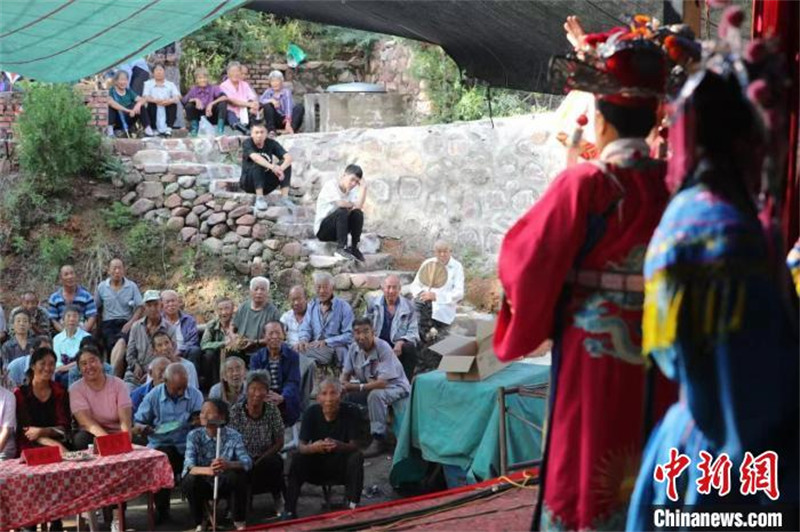 Hebei : une troupe ? apporte l'opéra du Shanxi à la campagne ?, les habitants go?tent des ? repas culturels ? à leur porte