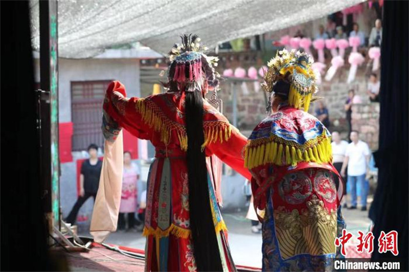 Hebei : une troupe ? apporte l'opéra du Shanxi à la campagne ?, les habitants go?tent des ? repas culturels ? à leur porte