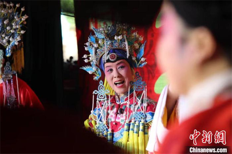 Hebei : une troupe ? apporte l'opéra du Shanxi à la campagne ?, les habitants go?tent des ? repas culturels ? à leur porte