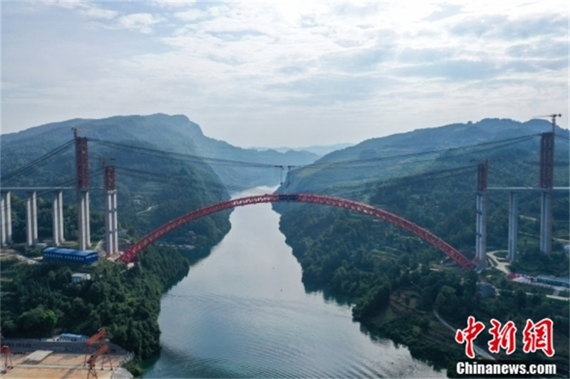 Guizhou : fin de l'installation de l'arche principale du plus grand pont de Wujiang