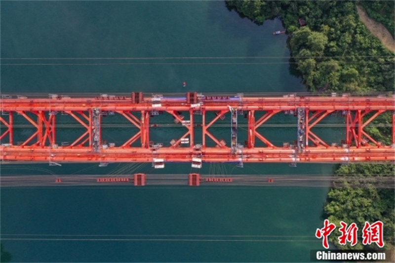 Guizhou : fin de l'installation de l'arche principale du plus grand pont de Wujiang