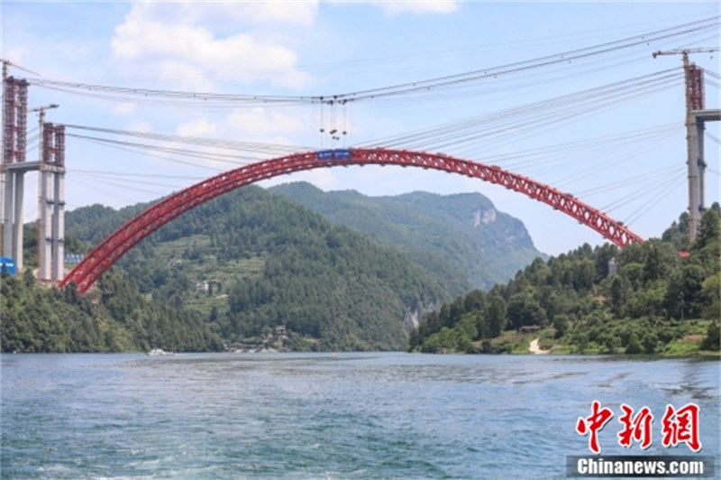 Guizhou : fin de l'installation de l'arche principale du plus grand pont de Wujiang