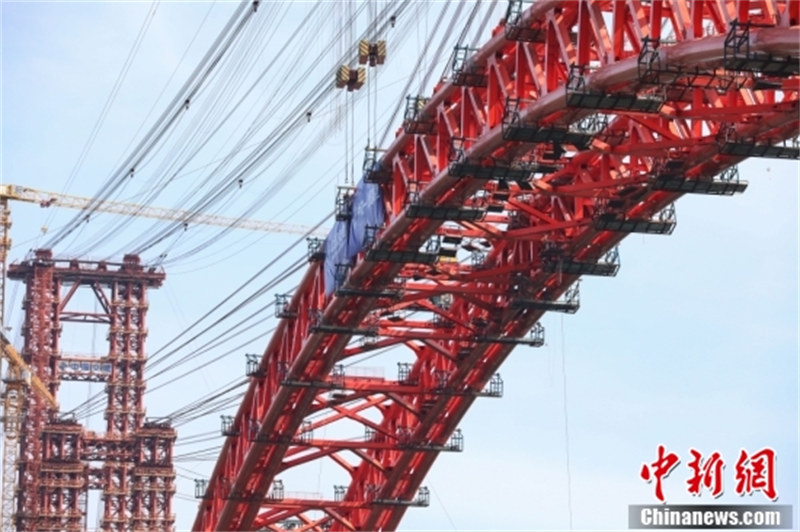 Guizhou : fin de l'installation de l'arche principale du plus grand pont de Wujiang