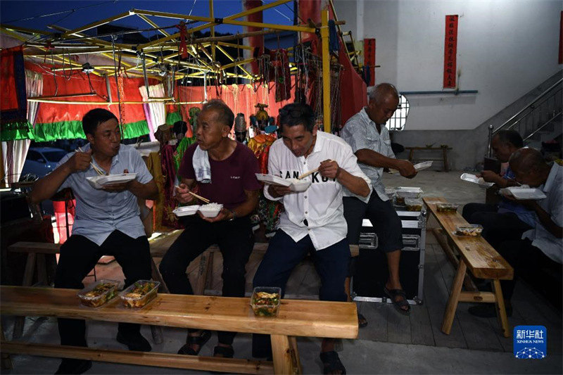 Jiangxi : une troupe paysanne donne des spectacles de marionnettes depuis 25 ans