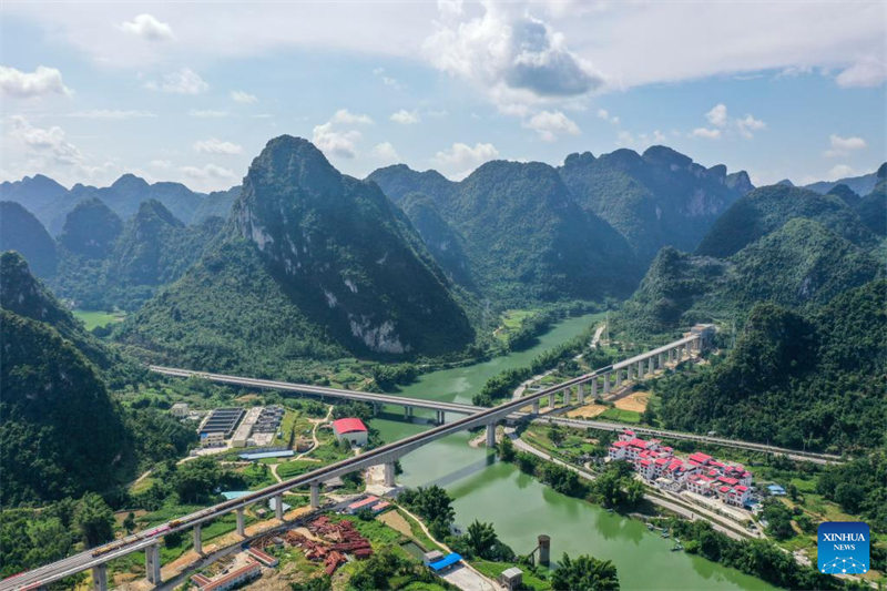 Guangxi : début de la pose des voies de la ligne ferroviaire à grande vitesse Guiyang-Nanning