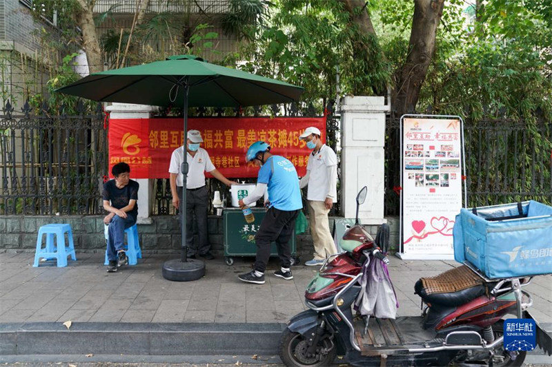 Zhejiang : un relais chaleureux du ? plus beau stand de thé frais ? à Hangzhou