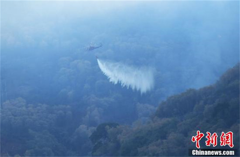 Un district de Chongqing frappé par des feux de forêt, plusieurs hélicoptères de sauvetage participent à la lutte contre les incendies