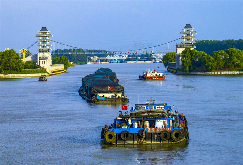 Jiangsu : le Grand Canal fourmille d'activités de transport à Huai'an