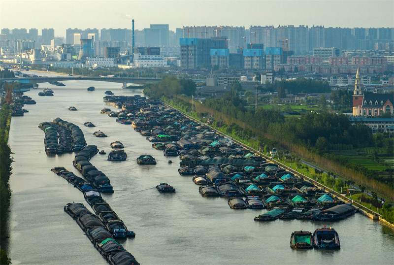 Jiangsu : le Grand Canal fourmille d'activités de transport à Huai'an