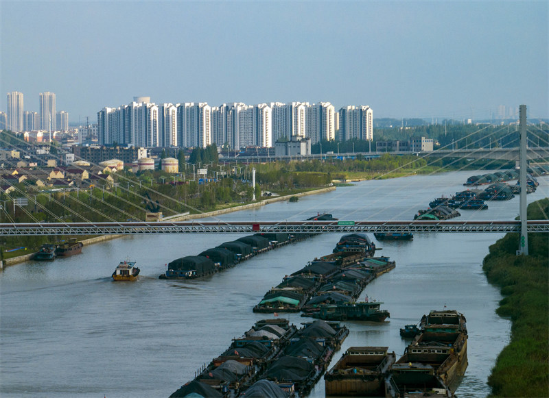 Jiangsu : le Grand Canal fourmille d'activités de transport à Huai'an