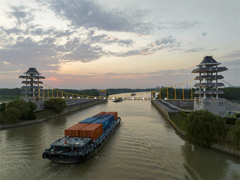 Jiangsu : le Grand Canal fourmille d'activités de transport à Huai'an