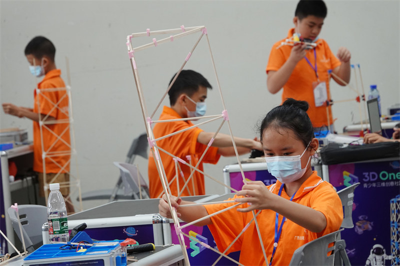 Guangxi : des adolescents rivalisent de compétences en robotique lors de leurs vacances d'été à Nanning