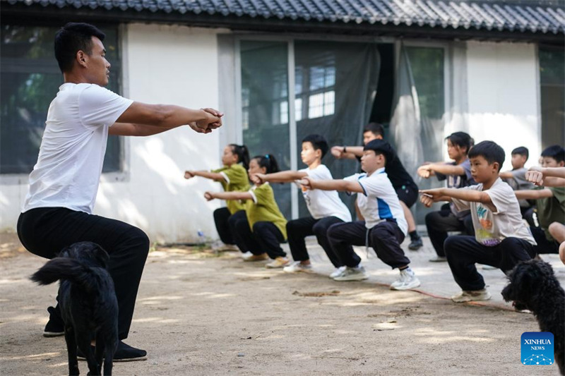 Jiangxi : un amateur d'arts martiaux donne une classe d'entra?nement pour les enfants locaux