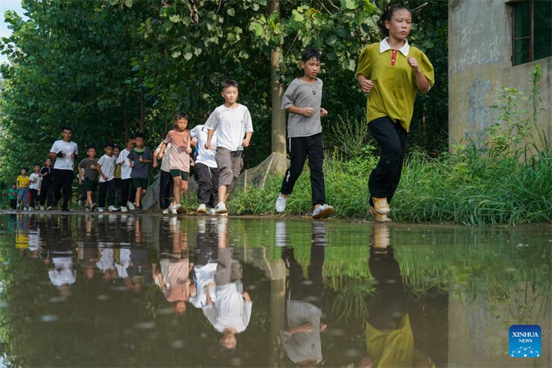 Jiangxi : un amateur d'arts martiaux donne une classe d'entra?nement pour les enfants locaux