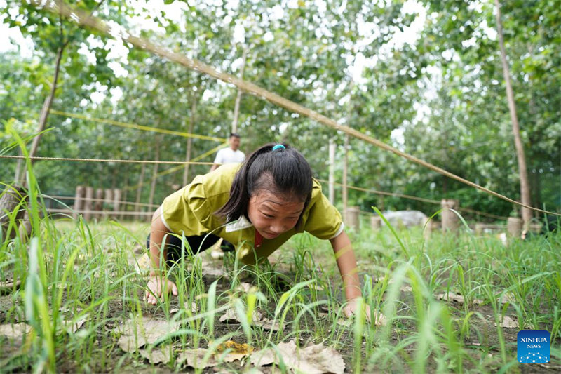 Jiangxi : un amateur d'arts martiaux donne une classe d'entra?nement pour les enfants locaux