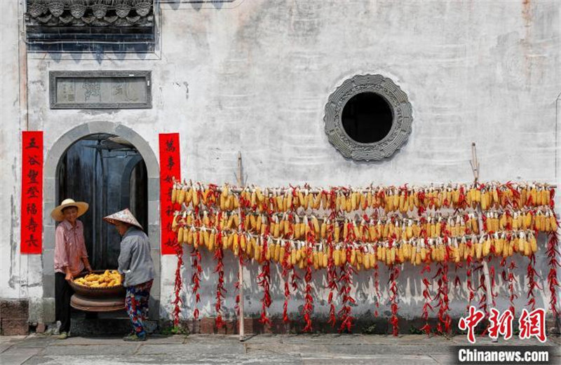 Anhui : une ? image du séchage ? dans un vieux village à Huangshan