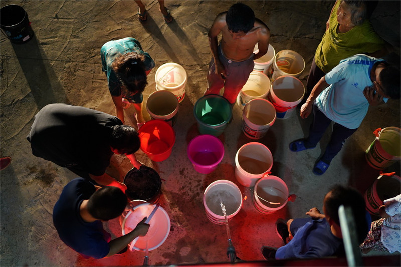 Jiangxi : une équipe de distribution d'eau à Ruichang pendant la sécheresse