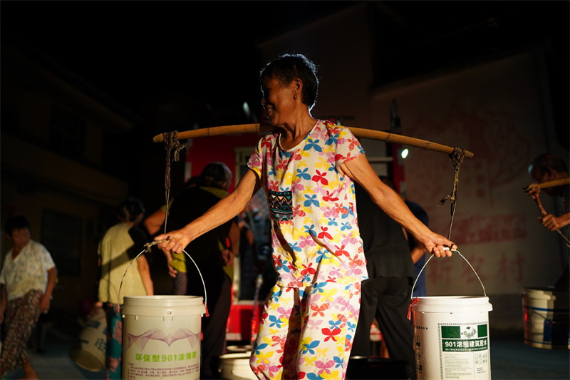 Jiangxi : une équipe de distribution d'eau à Ruichang pendant la sécheresse