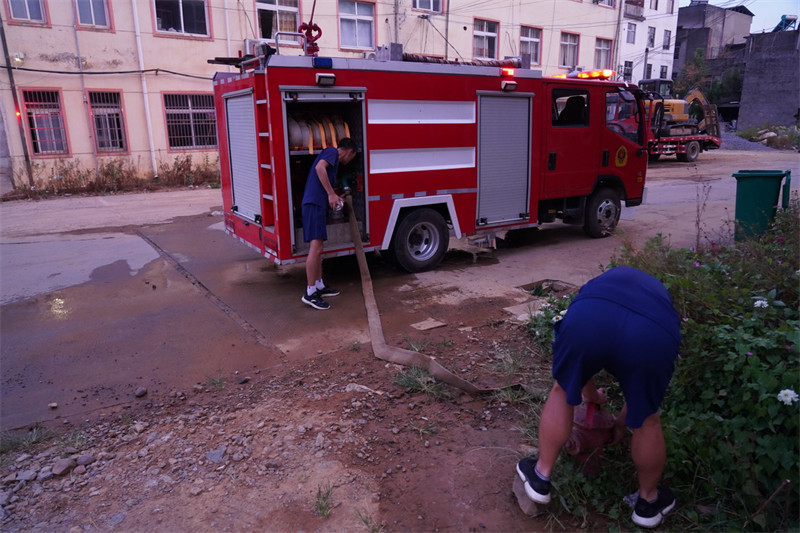 Jiangxi : une équipe de distribution d'eau à Ruichang pendant la sécheresse